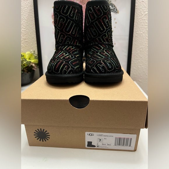 UGG Classic II Graphic Stitch Black NIB - Picture 2 of 8